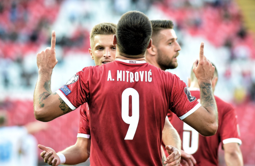 Camisa 9 da Sérvia, Mitrović chega aos 43 gols pela seleção.