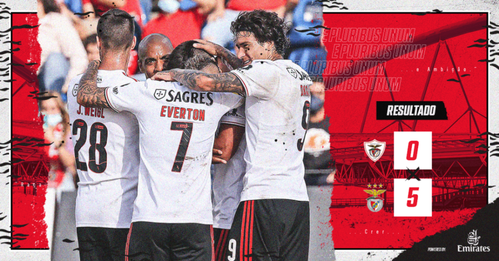 Jogadores do Benfica comemorando um dos gols da vitória por 5 a 0 diante do Santa Clara, nos Açores.