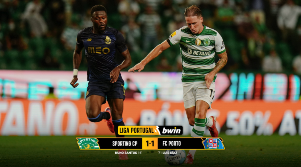 Nuno Santos, do Sporting, e Mbemba, do Porto, disputam a bola no jogo que terminou 1 a 1.