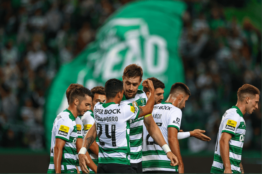 Coates comemora, com o restante do time, o gol que deu a vitória contra o Guimarães