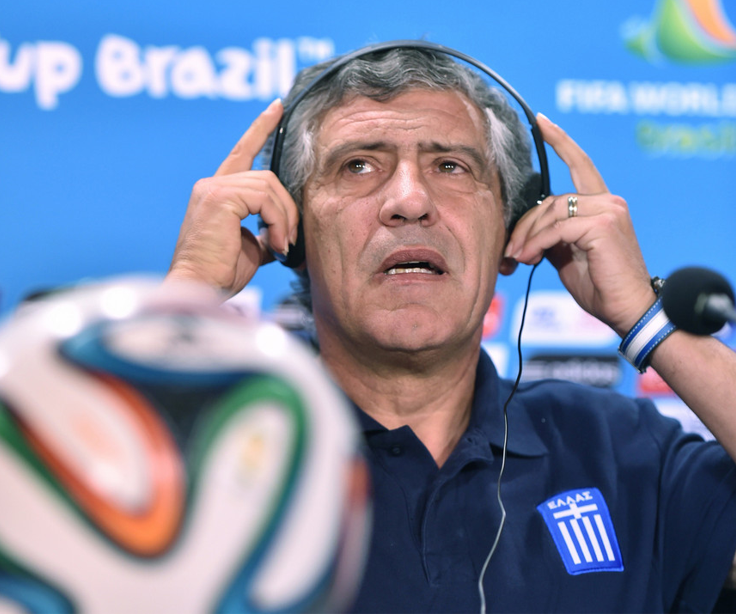 Fernando Santos com a camisa da seleção grega dando uma coletiva de imprensa