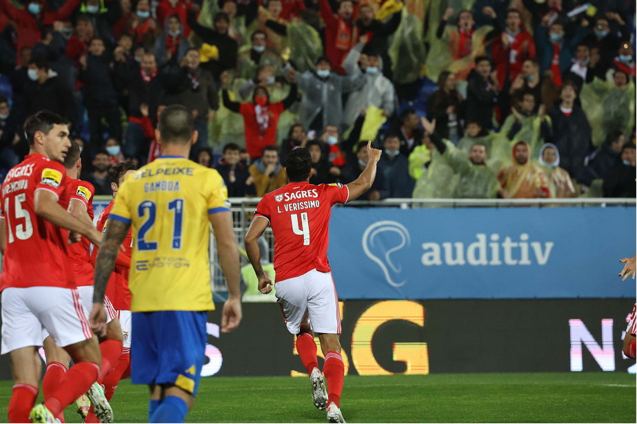Lucas Veríssimo comemora o seu gol no empate diante do Estoril