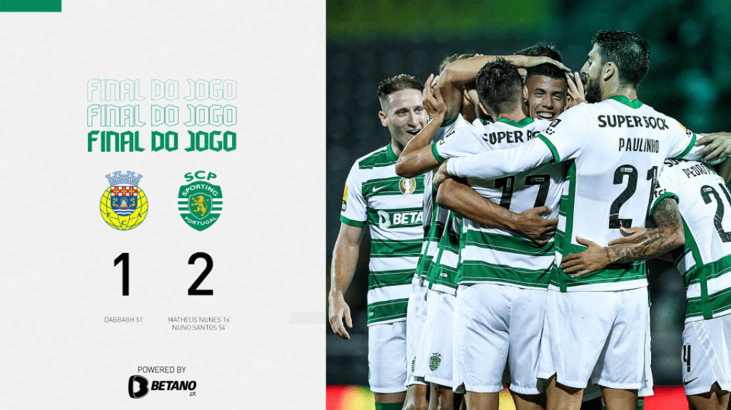 Jogadores do Sporting comemoram a vitória pro 2 a 1 diante do Arouca, fora de casa.