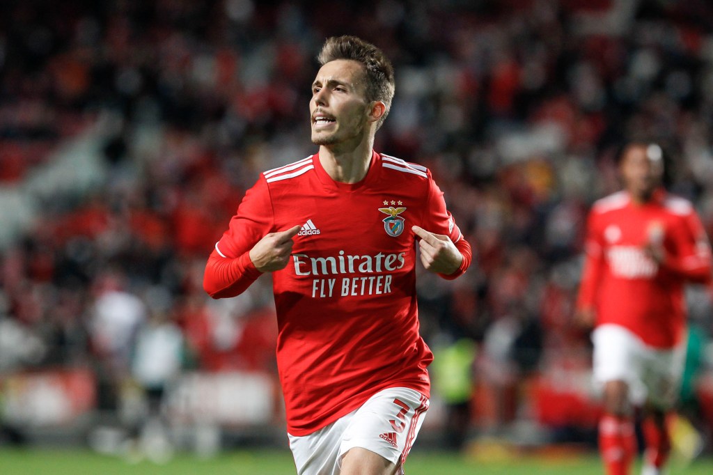 Grimaldo comemora o golaço de falta que marcou diante do Paços de Ferreira na Taça de Portugal