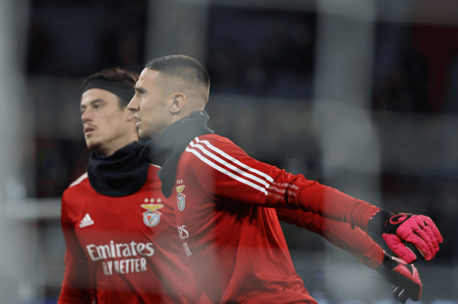 Odysseas aquecendo ao lado de Svilar, antes da partida diante do Bayern de Munique