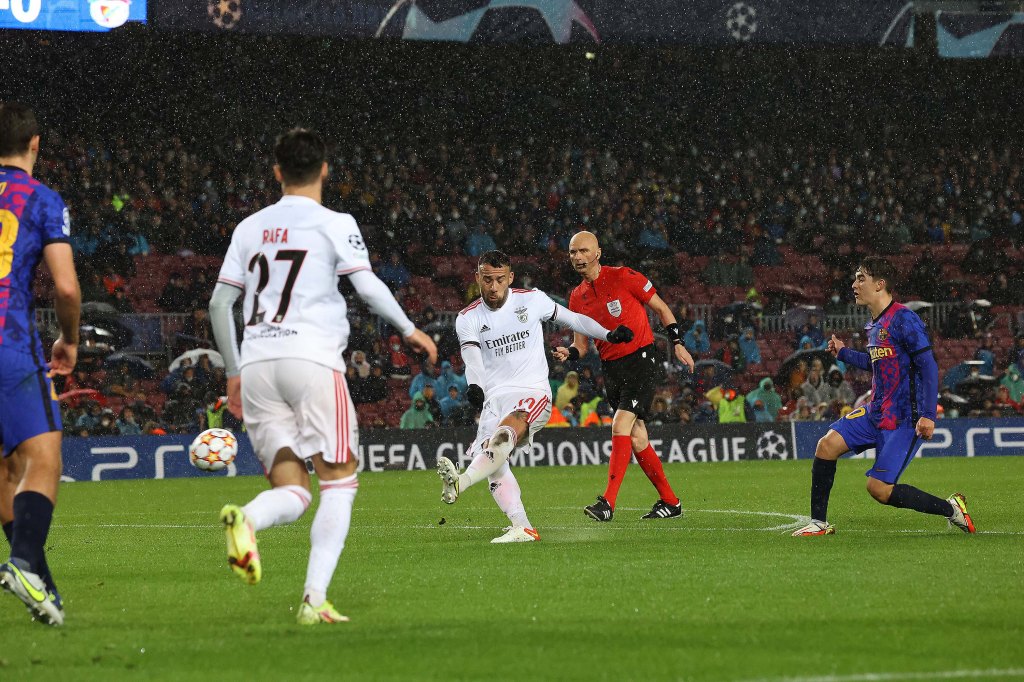 Otamendi chuta para marcar o gol, porém é anulado logo em seguida depois da bola ter saído na cobrança de escanteio