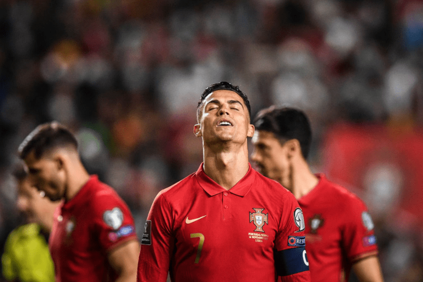 Cristiano Ronaldo lamentando a virada da Sérvia que coloca os portugueses na repescagem para a Copa