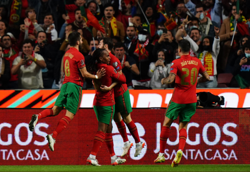 Jogadores portugueses comemoram o gol marcado por Renato Sanches