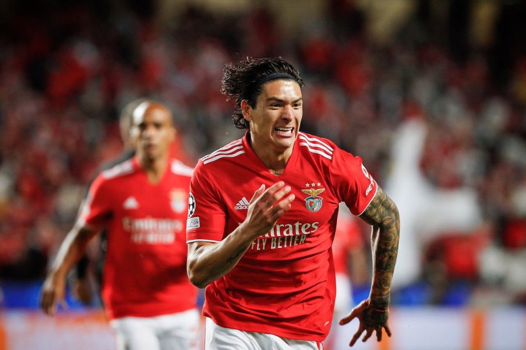 Darwin Nuñez é a contratação mais cara da história do Benfica e do futebol português. O clube pagou 24 milhões de euros pelo atacante uruguaio de 22 anos.