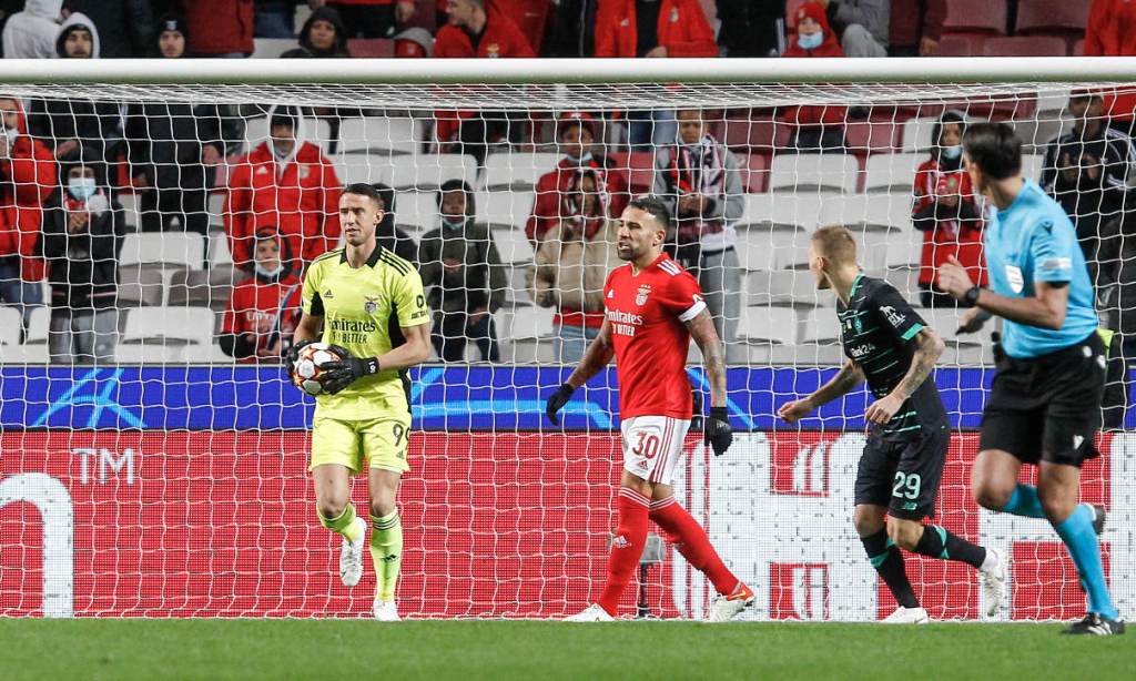 Sem tanta visibilidade, Vlachodimos salvou o Benfica em muitas oportunidades nesta Champions  Reprodução: @SLBenfica