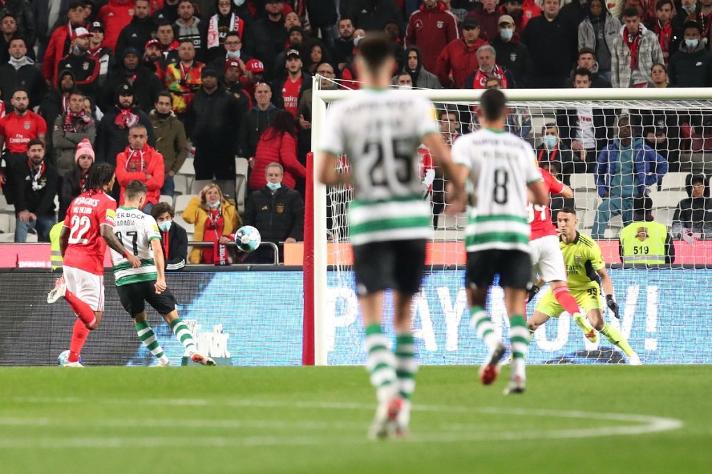 Sarabia marca o primeiro gol do clássico e o seu 2º no campeonato