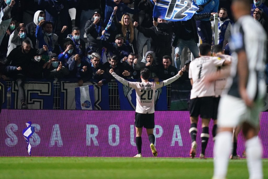 Vitinha comemorando com a torcida o seu primeiro gol com a camisa profissional do Porto
