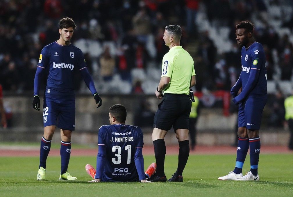 O arqueiro Monteiro se lesionou no início do 2º tempo e então a partida foi encerrada, pois os mandantes ficaram reduzidos a 6 jogadores na linha. Foto: Pedro Nunes / Reuters