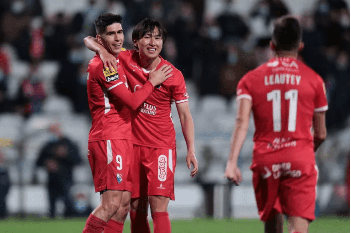 Aos 23 anos, Navarro é formado pelo Valencia e tem passagens por todas as seleções de base da Espanha. Foto: Manuel Fernando Araújo