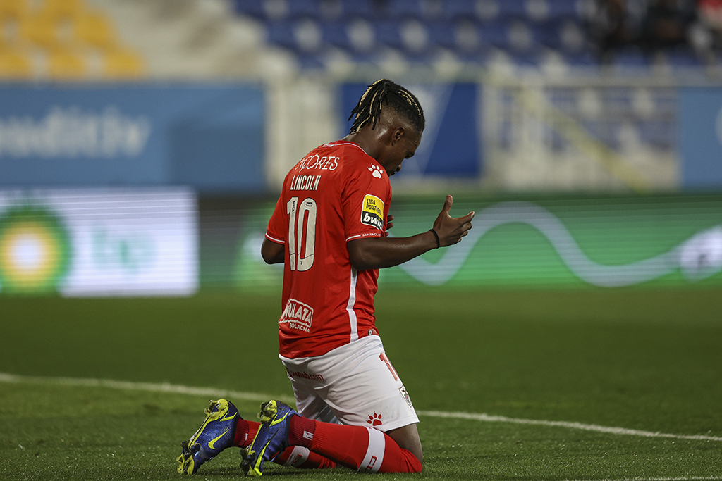 Lincoln foi o cara da partida. Além de comandar o meio do Santa Clara, marcou um gol e deu uma assistência. Reprodução: @playmaker_PT