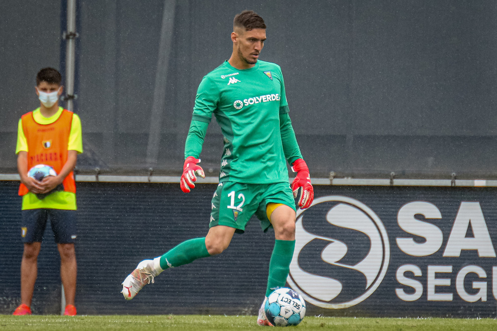 O goleiro Thiago foi o nome da partida ao fazer defesas importantíssimas defesa e quase garantir o resultado positivo para o Estoril. (Estoril Praia SAD)