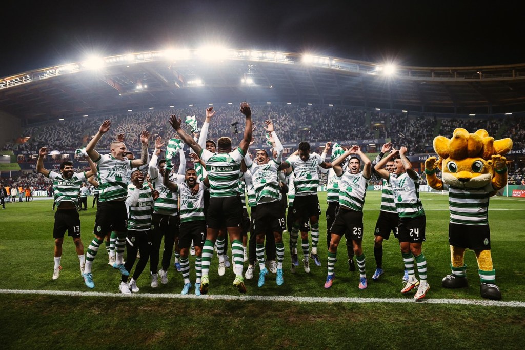 Jogadores do Sporting comemoram o título da Taça da Liga junto com o Jubas, o mascote do clube. Reprodução: @ligaportugal