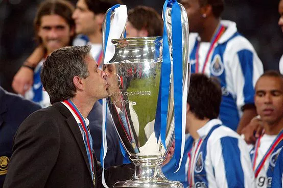 José Mourinho beija a sua primeira taça da Liga dos Campeões e a segunda da história do Porto. (Foto: ASF/PRESS PHOTO AGENCY)