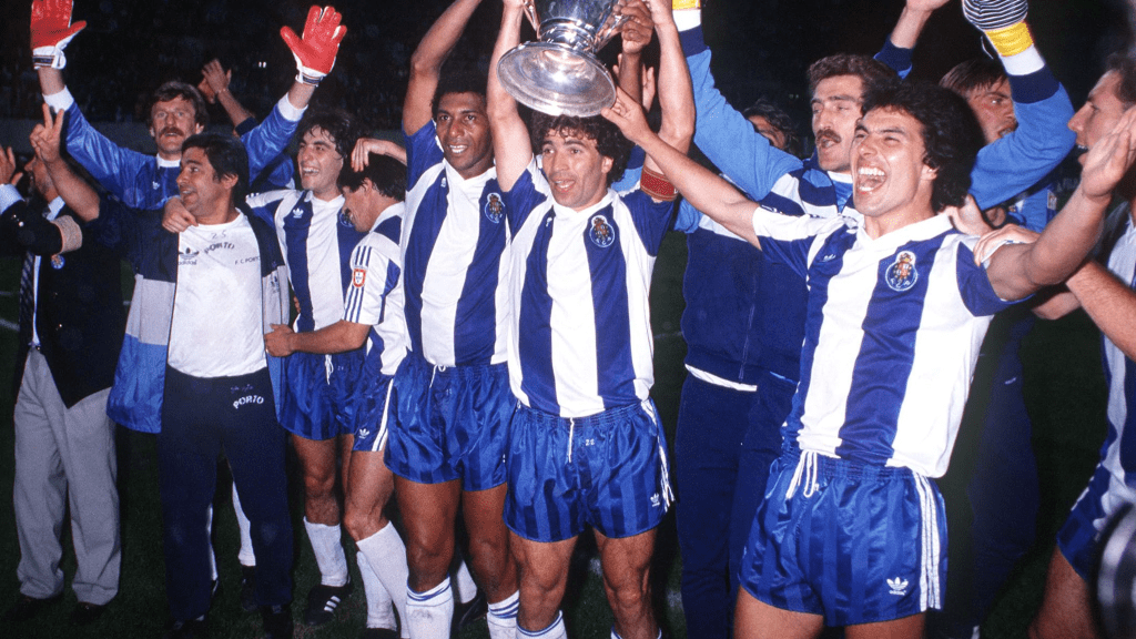 O capitão Madjer levanta o primeiro troféu europeu do Porto. (Foto: Bob Thomas Fotografia Esportiva)